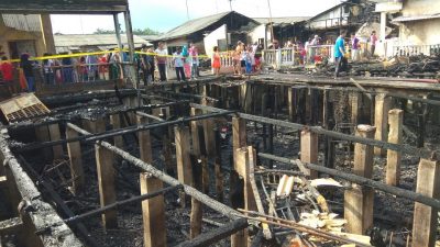 Puluhan rumah warga yang terbakar di Jalan Teladan, Plantar Gurindam VI, Kelurahan Kemboja, Kecamatan Tanjungpinang Barat, Kota Tanjungpinang, Kepri, Jumat (14/7) malam. (Foto: Aji Anugraha)
