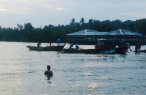 Warga dan tim penyelamat saat menyelamatkan pokcai di perairan Selat Bintan I dan II, Kabupaten Bintan, Sabtu (15/7). Pokcai tersebut tenggelam dikarenakan mengalami kebocoran.