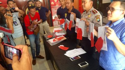 Anggota DPRD Kepri fraksi PKS, Ing Iskandarsyah mengambil formulir pendaftaran cawako Tanjungpinang di DPC Hanura. (Foto: Is/pijarkepri.com)