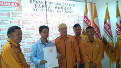 Anggota DPRD Kepri fraksi PKS, Ing Iskandarsyah mengambil formulir pendaftaran cawako Tanjungpinang di DPC Hanura. (Foto: Is/pijarkepri.com)