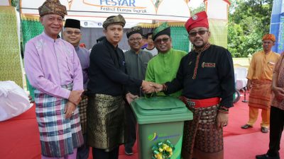 Wali Kota Tanjungpinang Lis Darmansyah saat menyerahkan tempat pembuangan sampah kepada masyarakat Pulau Penyengat, (foto : Humpro Pemko Tanjungpinang)