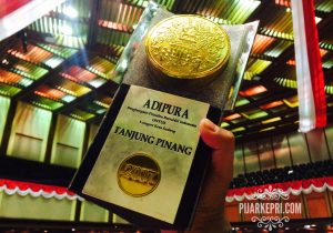 Piala Adipura kategori Kota Sedang yang diterima Pemko Tanjungpinang oleh Kementerian LHK RI Tahun 2017. (Foto: Aji/pijarkepri)