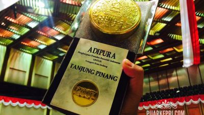 Piala Adipura kategori Kota Sedang yang diterima Pemko Tanjungpinang oleh Kementerian LHK RI Tahun 2017. (Foto: Aji/pijarkepri)