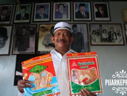 Poniran saat menunjukkan kemasan Dendeng Sotong siap olah hasil produksi PD Anugerah Food. (Foto: ahargunija/pijarkepri.com)