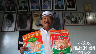 Poniran saat menunjukkan kemasan Dendeng Sotong siap olah hasil produksi PD Anugerah Food. (Foto: ahargunija/pijarkepri.com)