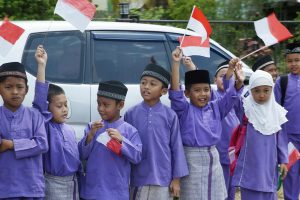 Siswa sekolah dasar menyambut gembira kedatangan arak-arakan trofi Adipura yang diperoleh Kota Tanjungpinang. (Foto: pijarkepri.com/hum)