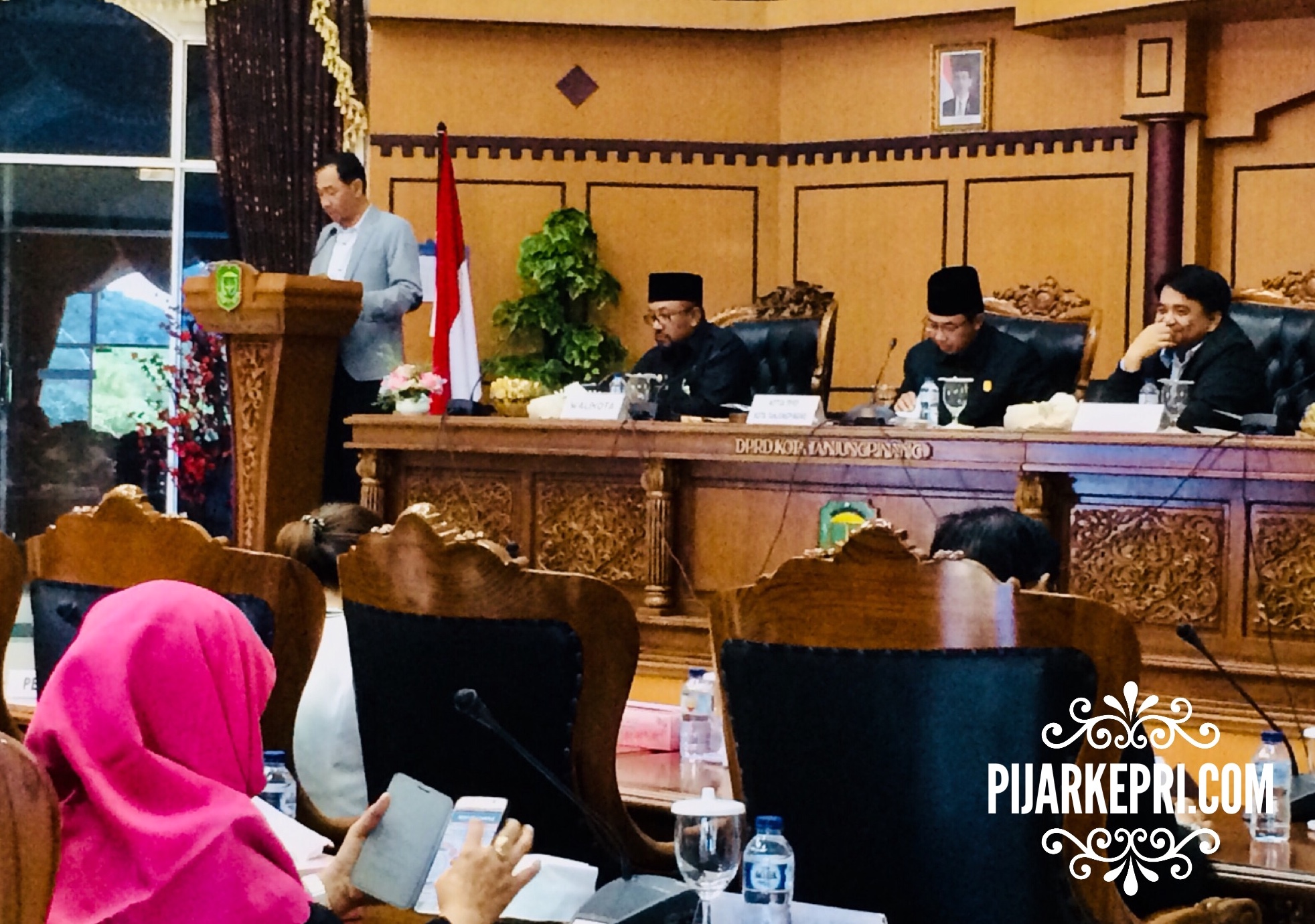 Fraksi Golkar di DPRD Tanjungpinang tengah menyampaikan pandangan fraksi tentang nota keuangan rancangan perubahan APBD Kota Tanjungpinang tahun anggaran 2017, di Senggarang, Tanjungpinang Kepri. (Foto: pijarkepri.com)