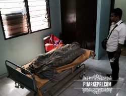 Petugas identifikasi Polres Tanjungpinang saat mengevakuasi jasad Aras, nelayan kampung bugis yang ditemukan membusuk di pantai Rimba Jaya. (Foto: Aji Anugraha/pijarkepri.com)