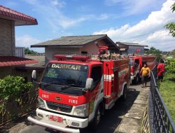 Dua mobil pemadam kebakaran Satpol PP Tanjungpinang dikerahkan untuk memadam api di pemukiman padat penduduk, JL terong, Tanjungpinang. Sebuah gudang terbakar lantaran ledakan merecon. (Foto: Pjarkepri.com)