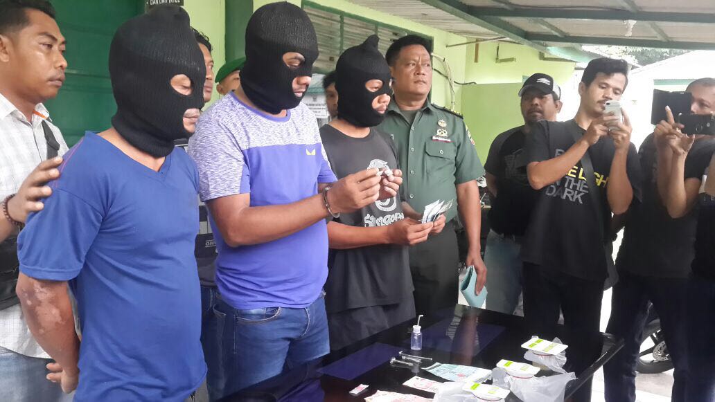 Kodim 0315 Bintan saat merilis penagkapan Jeger dan barang bukti diduga narkotika dan uang. Jeger merupakan TO Kodim 0315 Bintan sejak beberapa waktu lalu tertangkap atas kepemilikan senjata api. (Foto: istimewa/humkodim0315)