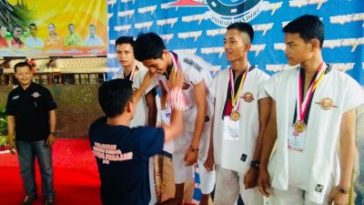 Para atlet Tarung Derajat Junior Kepulauan Riau saat menerima mendali dalam ajang Pekan Olahraga Wilayah (Porwil) yang diselenggarakan di Padang 2017. (ANG/ANT)