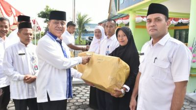 Wakil Bupati Bintan Dalmasri Syam aat membagikan hadiah untuk pemenang lomba dalam rangka memperingati Hari Amal Bakti (HAB) ke-7 Kemenag Bintan. (Foto: Hum/pijarkepri.com)
