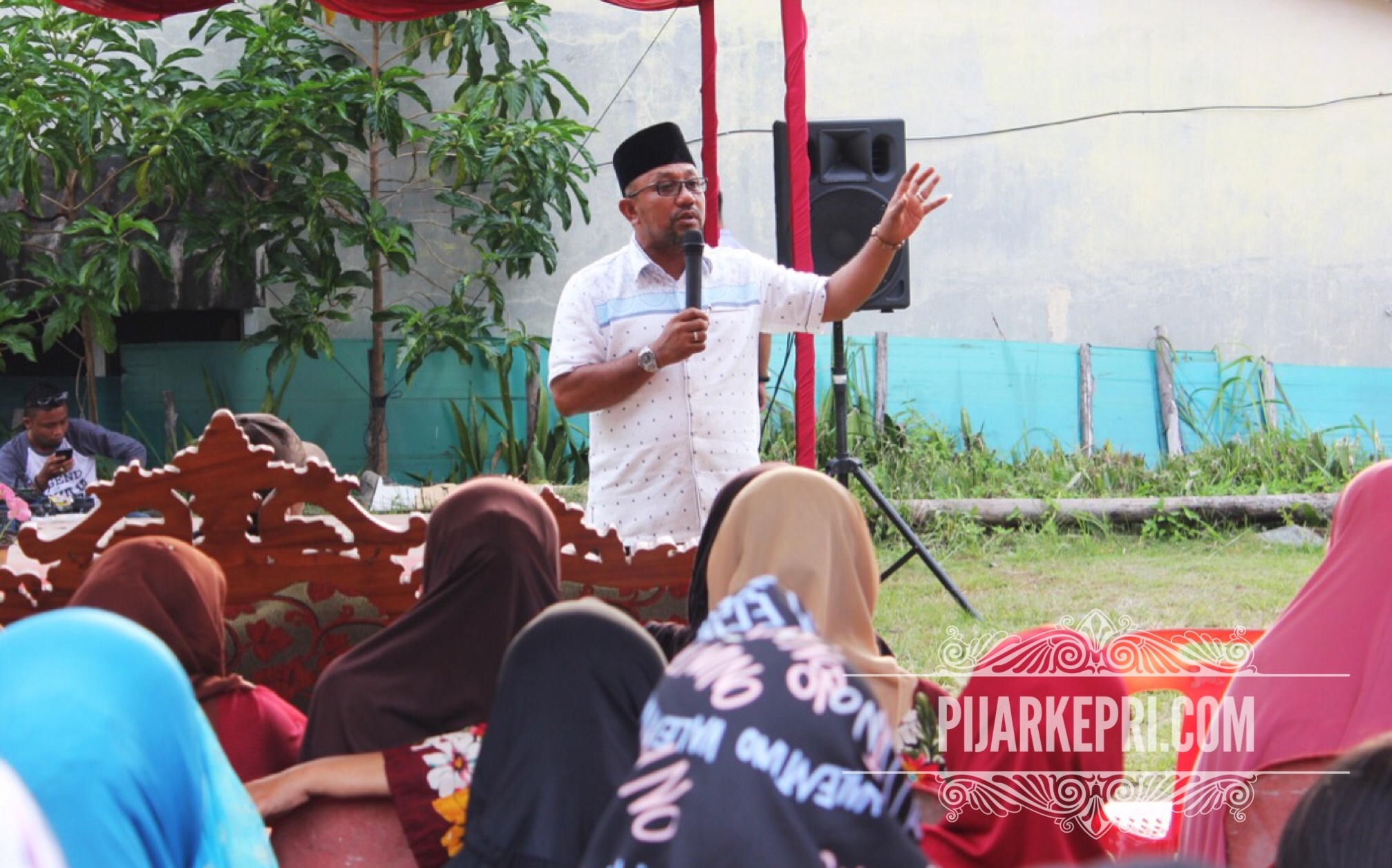 Wali Kota Tanjungpinang ke 3, Lis Darmansyah Menyosialisasikan kegunaan Kartu Indonesia Pintar (KIP) ke Warga JL Pantai Impian. (Foto: Aji anugraha)