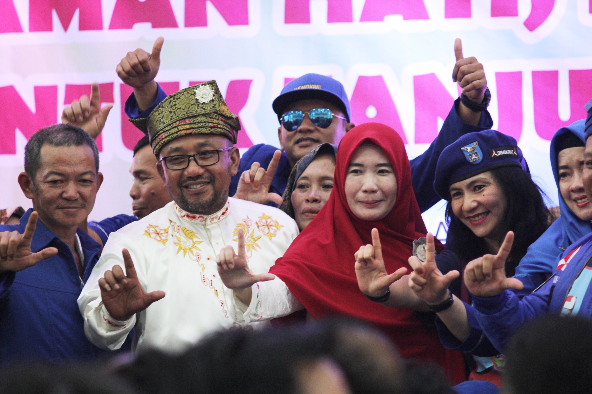 Pendukung Lis Darmansyah dan Maya Suryanti saat deklarasi pencalonan maju Pilkada Tanjungpinang di Asrama Haji Tanjungpinang. (Foto: Aji Anugraha)