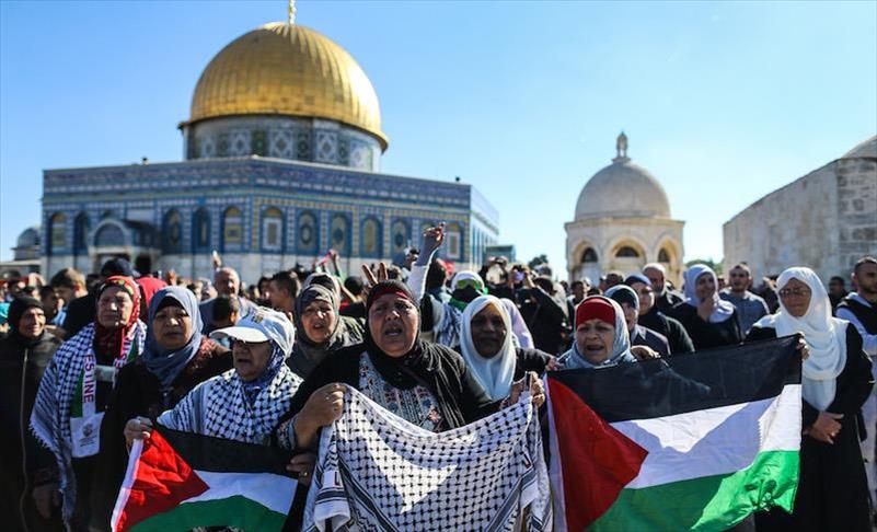 Aksi warga Palestina memprotes kebijakan AS yang akan memindahkan Kedutaan Besar dari Tel Aviv ke Yerusalem, di kompleks Masjid Al-Aqsa, Yerusalem, 8 Desember 2017. (Salih Zeki Fazlıoğlu - Anadolu Agency)