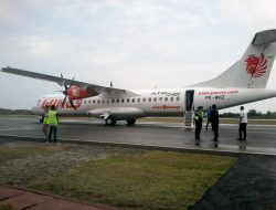 Pesawat Wings Air saat tiba di Bandara Dabo Singkep, Lingga. (Foto: Aci/pijarkepri.com)