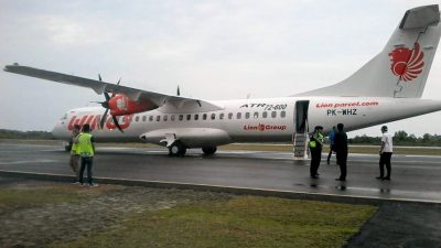 Pesawat Wings Air saat tiba di Bandara Dabo Singkep, Lingga. (Foto: Aci/pijarkepri.com)