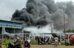 Hanggar Lanudal Tanjungpinang yang terbakar, Senin (12/3). (foto: istimewa)