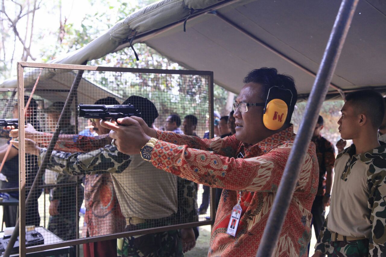 Sekretaris Daerah Kota Tanjungpinang, Riono saat mengikuti Fun Shooting ddi Lapangan Tembak Jalan Ciku, Tanjungpinang, Kamis (15/3). (Foto: Hum/pijarkepri.com)
