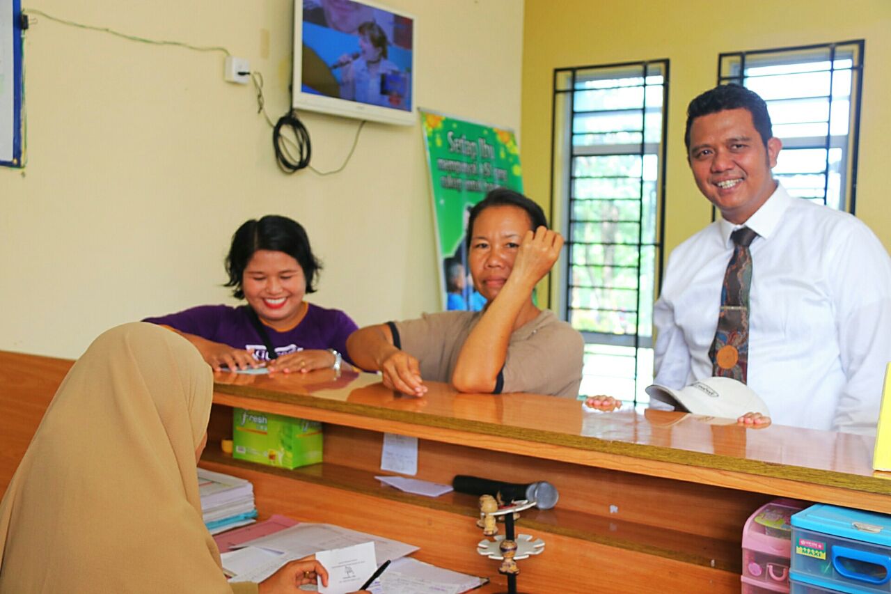 Bupati Bintan Apri Sujadi saat mengunjungi sarana pelayanan masyarakat di Kantor Camat Bintan Timur. (Foto: Hum/ANG)