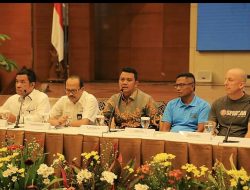 Bupati Bintan Apri Sujadi saat memimpin rapat koordinasi bersama OPD, Camat, Lurah dsn Desa menjelang pelaksanaan event Tour de Bintan 2018. (Foto:Hum/pijarkepri.com)