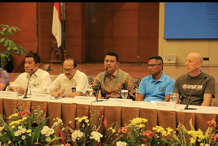 Bupati Bintan Apri Sujadi saat memimpin rapat koordinasi bersama OPD, Camat, Lurah dsn Desa menjelang pelaksanaan event Tour de Bintan 2018. (Foto:Hum/pijarkepri.com)