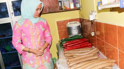 Ketua Dekranasda Kabupaten Bintan Ibu Deby Maryanti saat meninjau sejumlah KUBE di Kecamatan Bintan Timur. (Foto: Hum/pijarkepri.com)