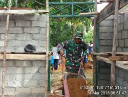Prajurit Kodim 0318 Natuna saat bekerja membangun rumah baca di Desa Sedarat Baru, Kecamatan Bunguran Batubi, Natuna. (Foto: kprm/ang/pijarkepri.com)