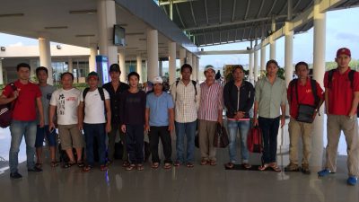 10 WNA Vietnam yang sudah menyelesaikan masa tahanan, saat dipulangkan melalui Bandara Int RHF Tanjungpinang ke Jakarta. (Foto: istimewa