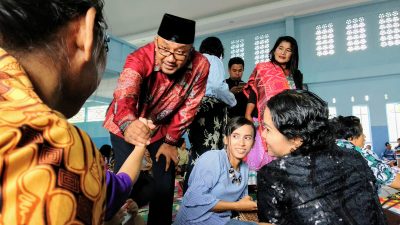 Calon Wali Kota Tanjungpinang Nomor 2, Lis Darmansyah saat menyambangi masyarakat Bor-Bor Marsada di perayaan Bona Taon 2018. (Foto: ANG/pijarkepri.com)