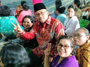 Calon Wali Kota Tanjungpinang Nomor 2, Lis Darmansyah saat menyambangi masyarakat Bor-Bor Marsada di perayaan Bona Taon 2018. (Foto: ANG/pijarkepri.com)