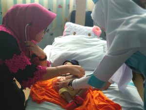 Balita penderita gagal jantung saat diperiksa di ruangan sepesialis anak RSUD Kepri. (Foto: Aji Anugraha)