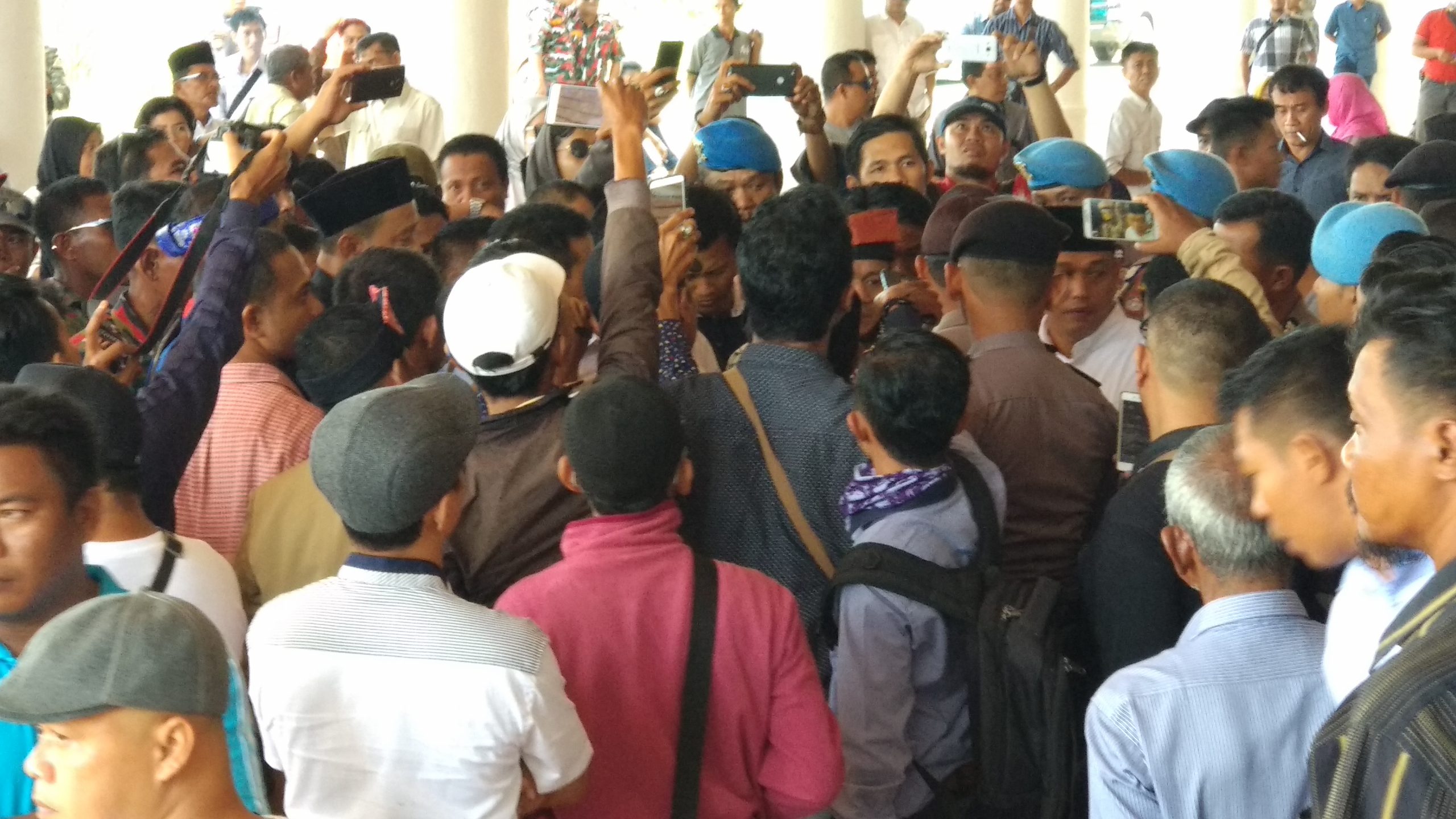 Masyarakat yang tergabung dalam Forum Keprihatinan Masyarakat Peduli Kepri (FKMPK) menggelar aksi unjuk rasa demonstrasi di Kantor Gubernur Kepri, di Pulau Dompak, Tanjungpinang, Senin, 19 Maret 2018.