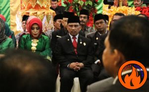 Tengah, Sekda Kepri TS Arif Fadillah saat dilantik Gubernur Kepri Nurdin Basirun di Gedung Daerah, Tanjungpinang. (Foto: ang/pijarkepri.com)