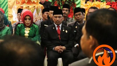 Tengah, Sekda Kepri TS Arif Fadillah saat dilantik Gubernur Kepri Nurdin Basirun di Gedung Daerah, Tanjungpinang. (Foto: ang/pijarkepri.com)