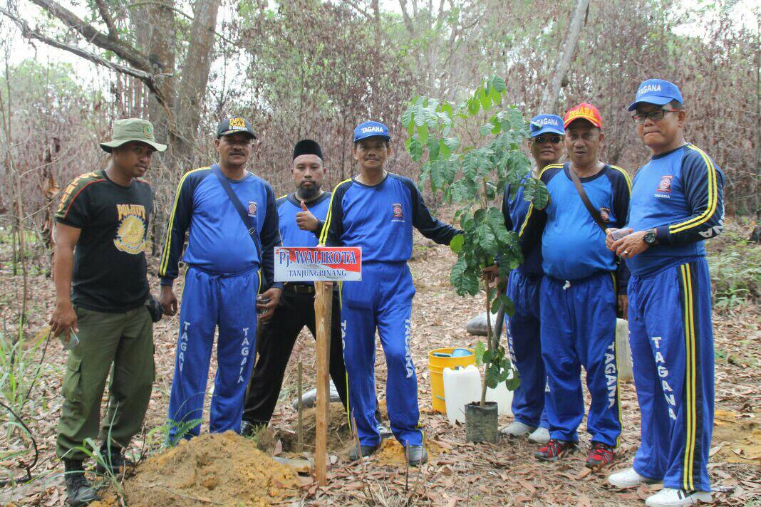 Penjabat Wali Kota Tanjungpinang Raza Ariza saat menanam pohon di hutan lindung Tanjungpinang, pada pelaksanaan HUT Tagana Ke 14. (Foto: Hum)