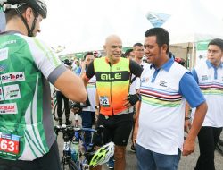 Bupati Bintan Apri Sujadi saat menyambangi para turis saat mengukuti gelaran event pariwisata di Bintan. (Foto: Hum/pijarkepri.com)