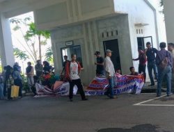 Warga Dompak saat unjuk rasa di Kantor DPRD Kepri, Selasa (17/4). (Foto: alam/pijarkepri.com)