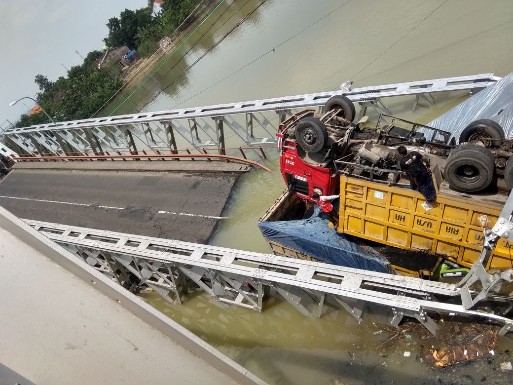 Sejumlah kendaraan tercebur di sungai bengawan solo, tepat di jembatan peninggalan Belanda yang roboh di Kabupaten Tuban, Jawa Timur. (Foto: istimewa)