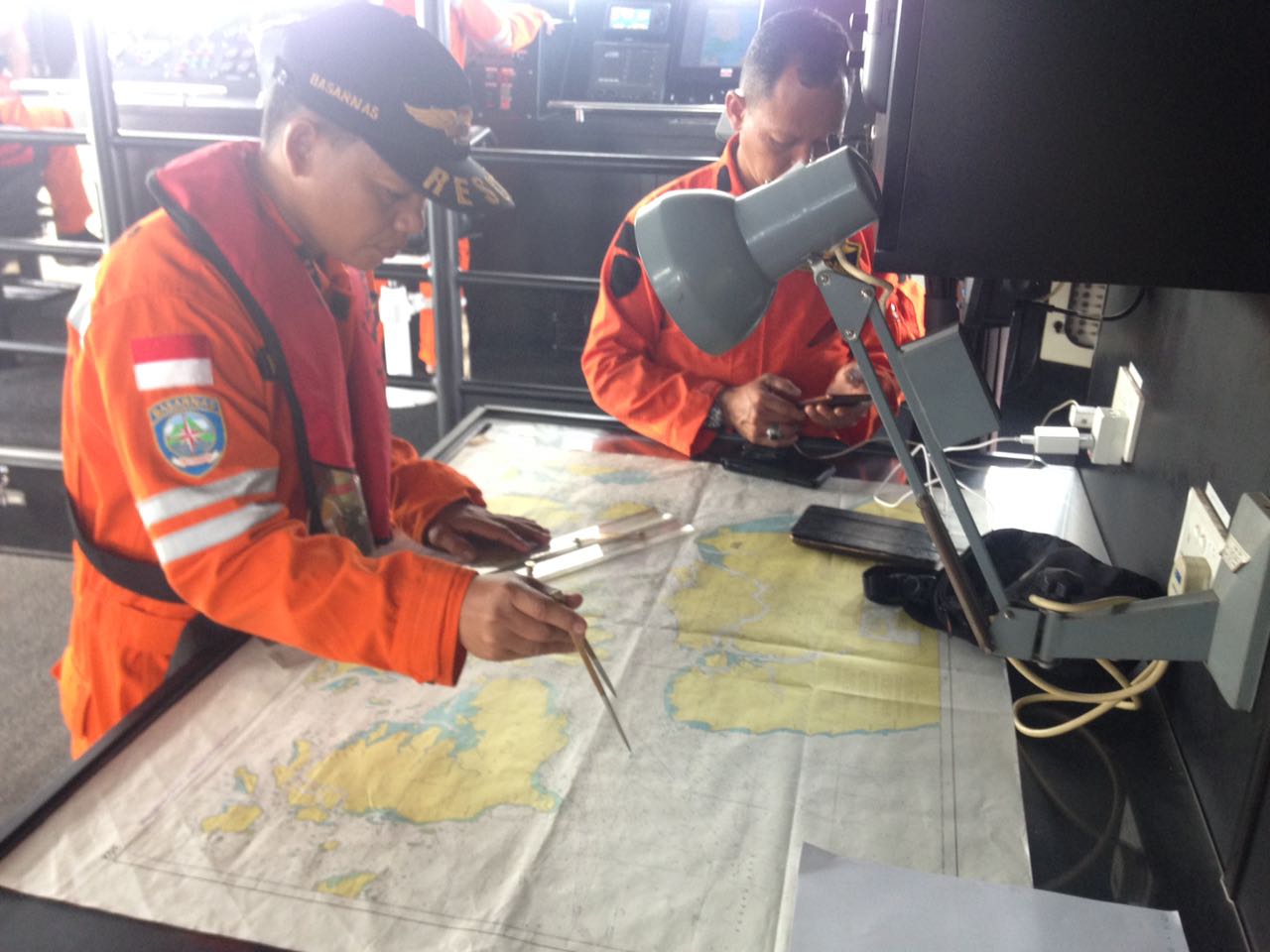 Personil BNPP Tanjungpinang memetakan pencarian tenggelamnya kapal pengangkut 105 org di perairan Pulau Horsburgh, Malaysia, (foto: basarnas)