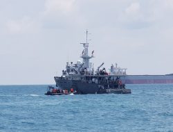 Kapal Angkatan Laut (KAL) saat membantu Basarnas mengevakuasi 107 penumpang yang mengalami kecelakaan kapal di perairan Bintan Utara. (Foto: Penlantamal IV/pijarkepri.com)