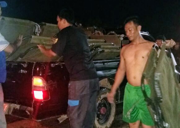 Tim Tagana Tanjungpinang saat menyuplai tempat tidur (palbet) untuk warga Kelurahan Batu 9 yang terkena banjir. (Foto: Tagana TPI/pijarkepri.com)