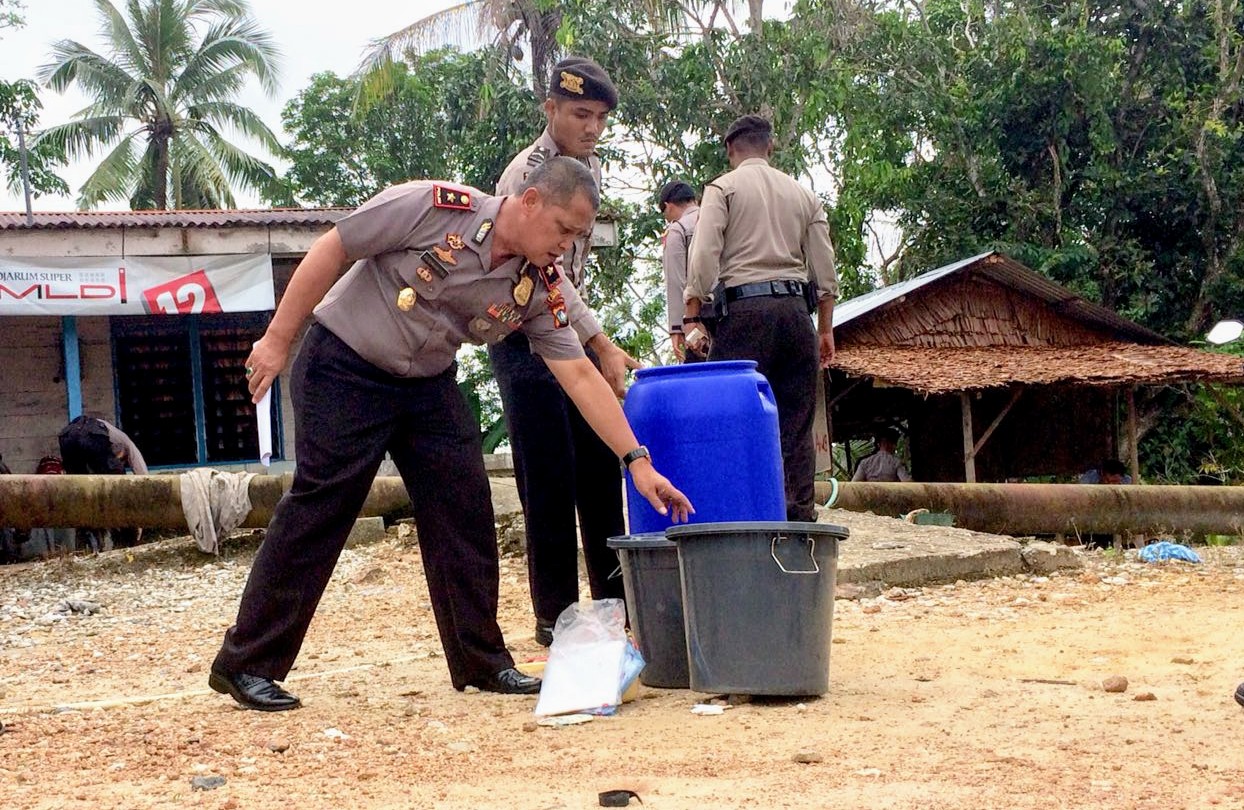 Polres Lingga saat mengamankan barang bukti dan ketiga pelaku terduga pengoplos minuman tuak, di Lingga. (Foto: Aci/pijarkepri.com)