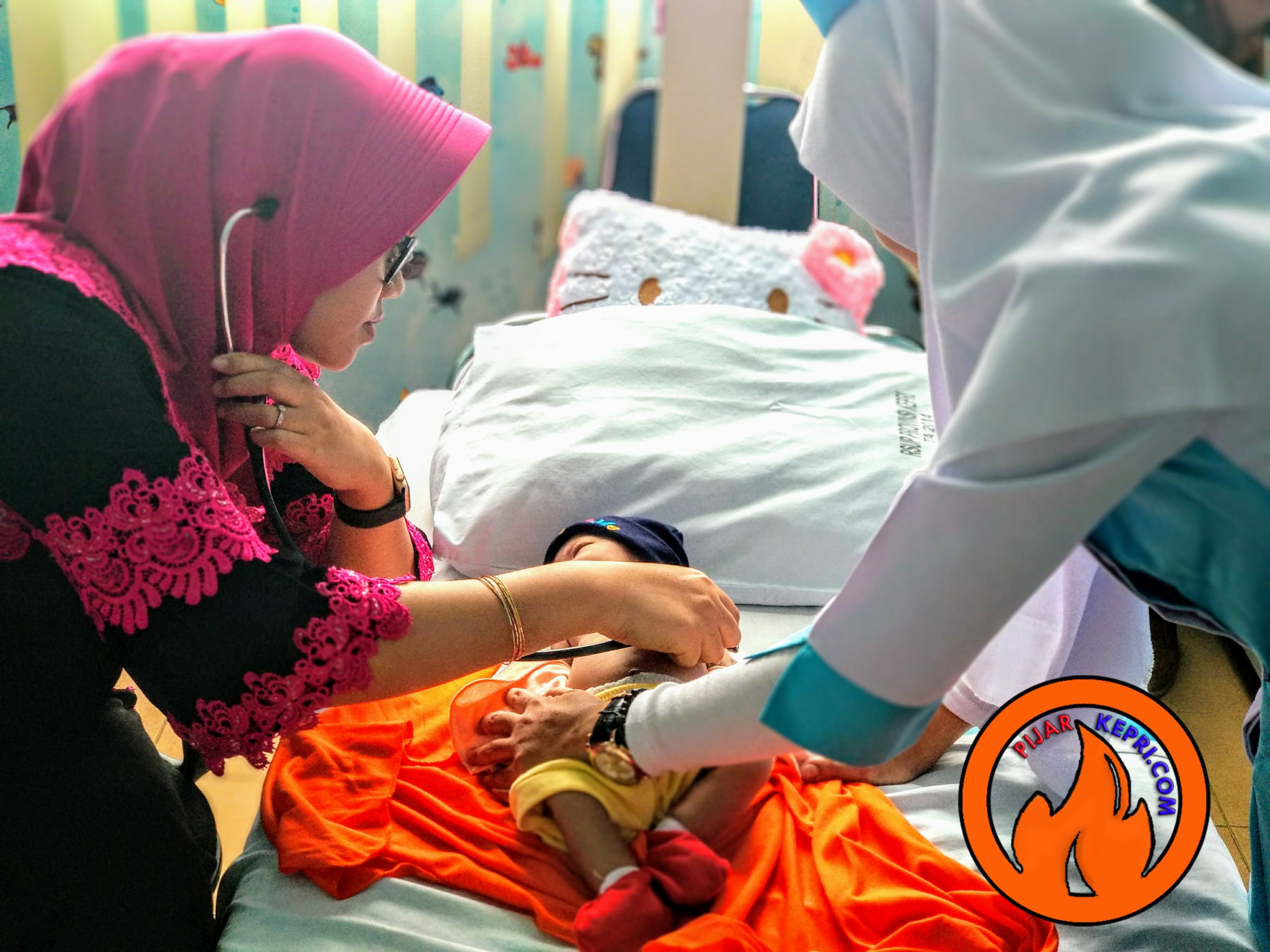 Dokter sepesialis anak Rumah Sakit Umum Daerah (RSUD) Raja Ahmad Thabib Kepulauan Riau, Helmitri saat memeriksa kondisi Bayi Arkan beberapa waktu lalu. (Foto: Aji Anugraha)