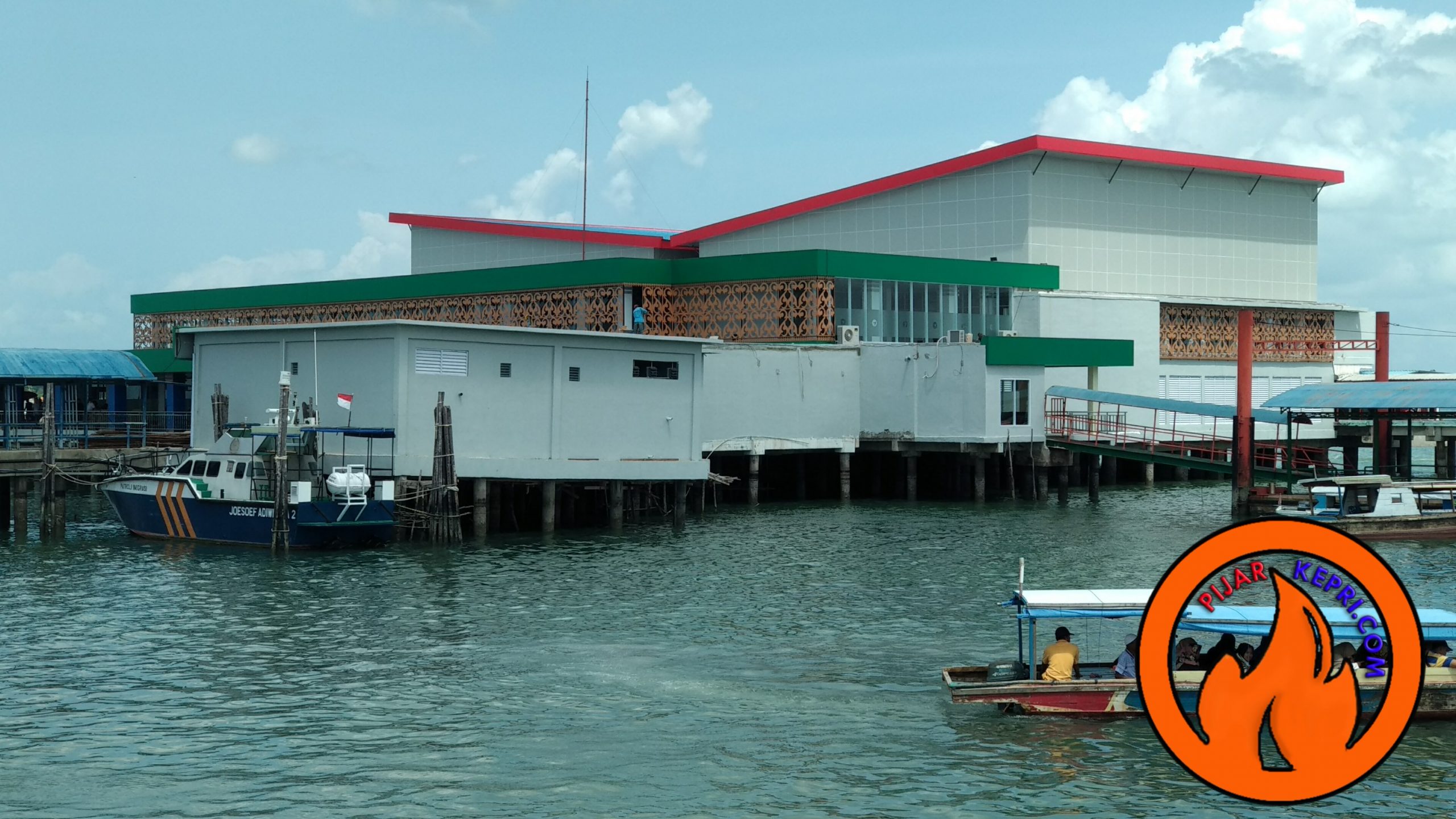Bangunan penampung air di Pelabuhan SBP Tanjungpinang yang miring setelah selesai pengerjaannya. (Foto: aji anugraha)