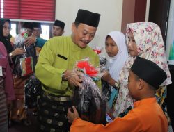 Penjabat Wali Kota Tanjungpinang, Raja Ariza saat menyerahkan 500 Paket Operasional Sekolah Pogram PKH dari Dinsos di di Aula Embung Fatimah Kantor Dinas Sosial Kota Tanjungpinang, Jum'at (11/5/18) pagi. (Foto: HMS)
