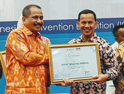 Menteri Pariwisata Arief Yahya saat memberikan penghargaan peringkat ketiga kategori Best Smart Governance pada The 3rd Indonesia Smart Nation Award 2018 kepada Kepala Bappelitbang Kota Tanjungpinang, Surjadi.