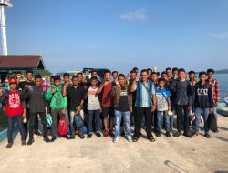 Safaruddin (kiri) dan Rustam foto bersama sebelum keberangkatan. (Foto: aci/pijarkepri.com)