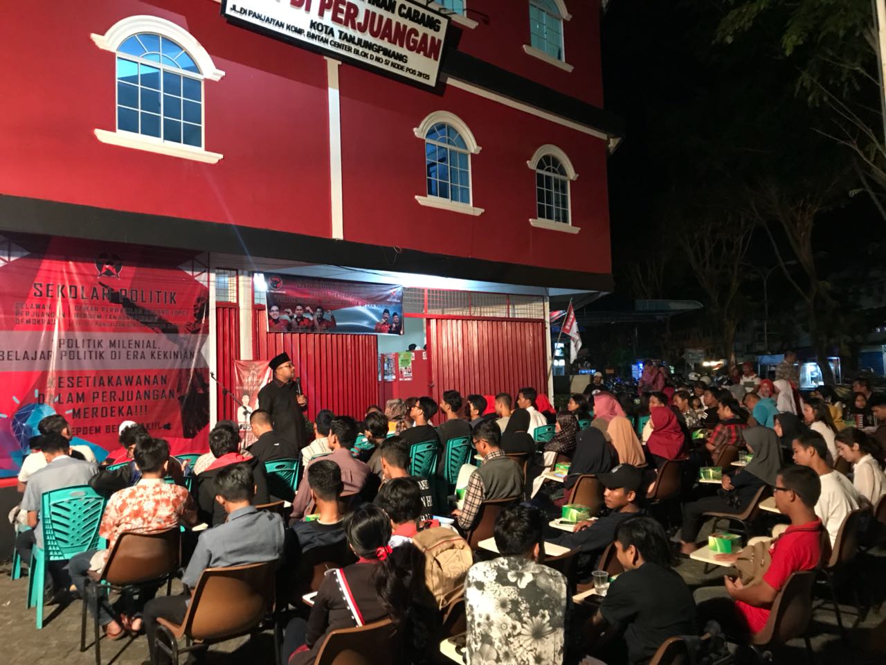 Masyarakat Tanjungpinang saat mengikuti sekolah politik Repdem Tanjungpinang.