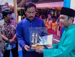 Gubernur Kepri Nurdin Basirun menerima cendera mata dari Pemkab Bintan di Stand Bazar MTQ VII Bintan di Lingga.